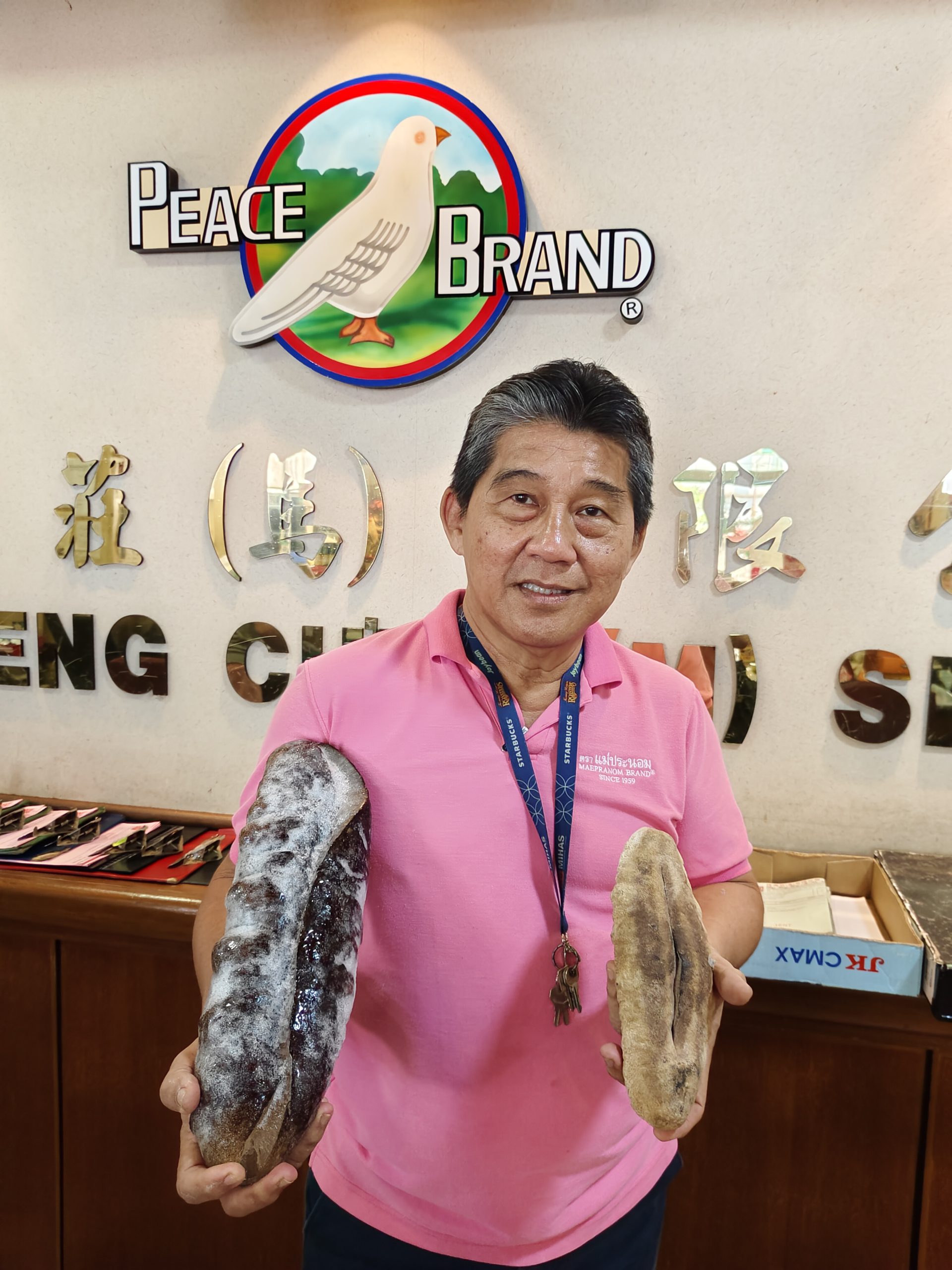 郑培英亲自展示经过净泡后的上等猪婆参(左)和原装风乾的猪婆参。