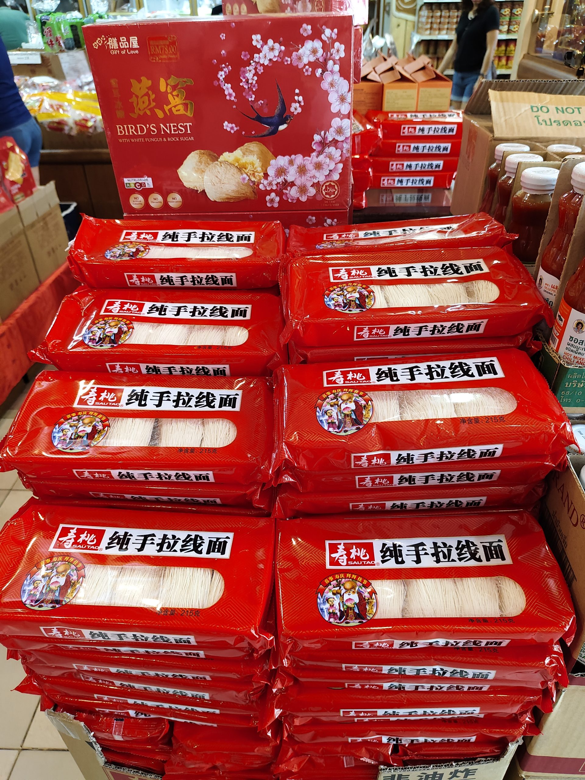 香港寿桃牌纯手拉线麵(麵线),是今年佳节送礼的重点推介。