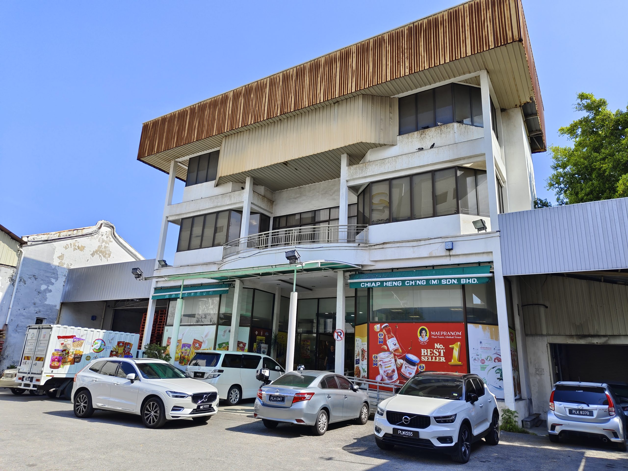 位於檳岛林萃龙路的《捷兴庄》店舖前备有广阔停车位,方便顾客前来购物。