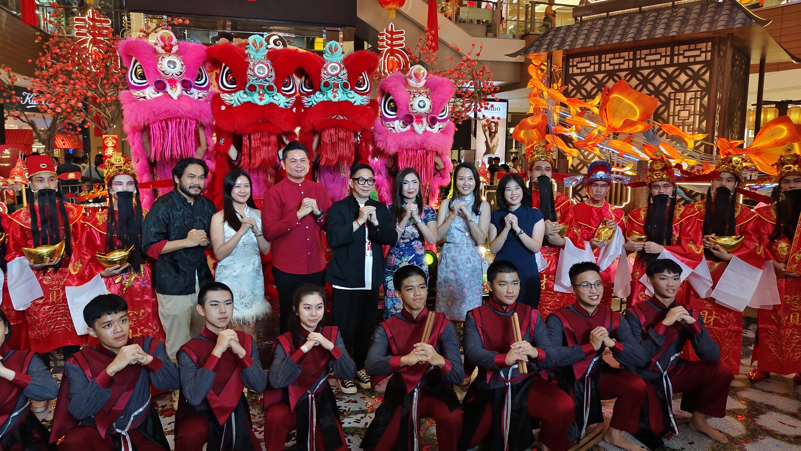 CapitaLand领导人与合您广场职员祝贺各界新春佳节鸿运当头。