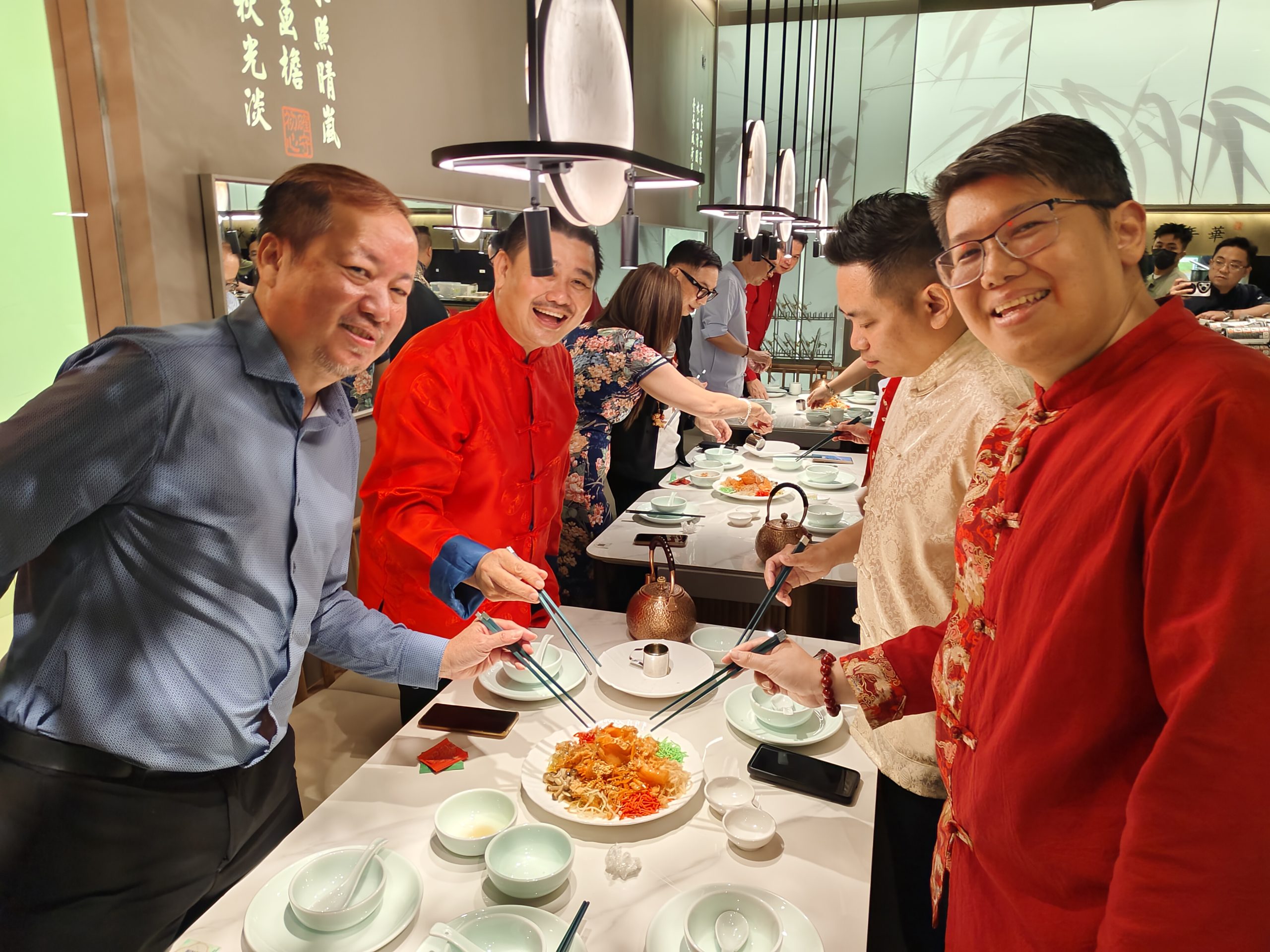 世华媒体集团旗下4家中文报主管齐捞生，左起陈顺杰、陈富全、刘峻宾及邱武才。