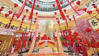 Photo of 骏马奔腾跃出画中景 皇后湾广场新春迎瑞马