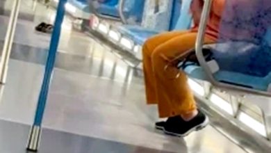 Photo of 光脚趴捷运座位拉筋 她遭网轰不文明