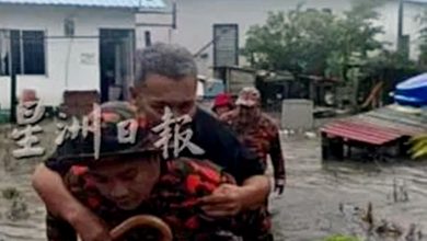 Photo of 住家闪淹 消拯员背中风汉撤离