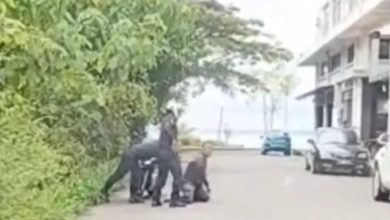 Photo of 与拒捕嫌犯搏斗 警员配枪走火双双受伤