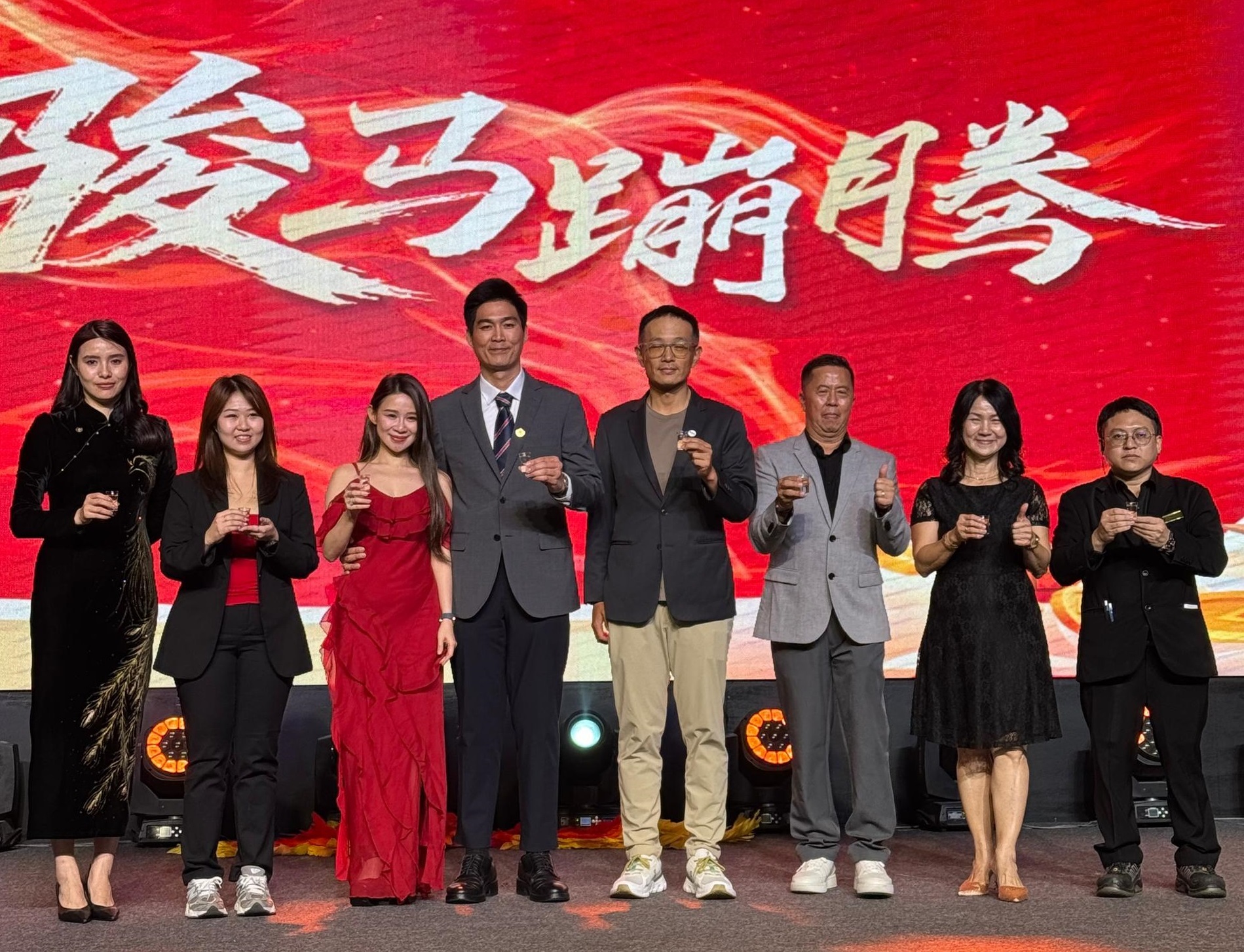 瀘洲老窖傅志涛,福临门大酒楼叶福鏻向出席贵宾敬酒,左起陈睿婷、张雁筑、叶福鏻、傅志涛、郑海明夫妇及傅楷文。