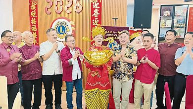 Photo of 马口狮子会新春联谊会 会长扮财神爷派红包
