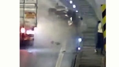 Photo of 死亡擦肩而过!抛锚轿车遭货车猛撞