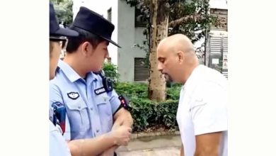 Photo of 中国民警肩灯秒变翻译官 外国旅客竖拇指高呼Amazing