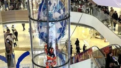 Photo of 男童被气球悬吊3楼高  消防员高空单手救援
