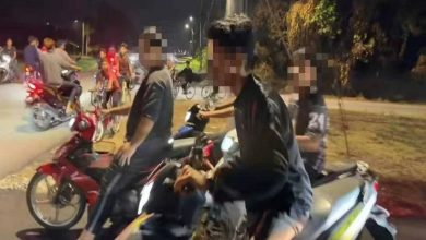 Photo of 穿纱笼却不去祈祷 飙车族路边“炸街”