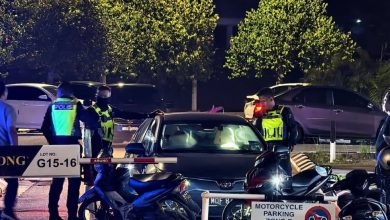 Photo of 毒虫持刀追女子 躲车内与警对峙3小时