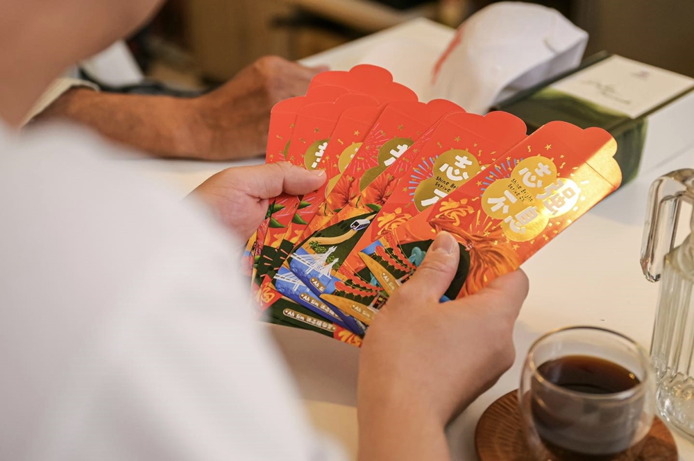 想要收集“Ah Sim红包封”者，可到大山脚国会议员服务中心，或Viaggo Bike Cafe 索取。