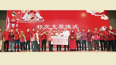 Photo of 【芙蓉中华中学挥春赛】阿敏努丁与陆兆福送礼 芙中获38万拨款