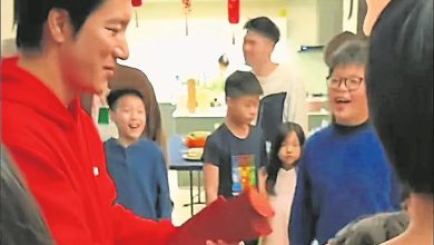 Photo of 王力宏 化身财神爷派红包