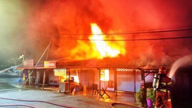 Photo of 火魔深夜吞噬5店 消防员15分钟控火