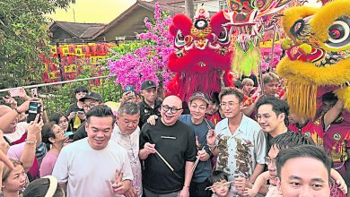 Photo of 粉丝游客争睹风采 香港影星聚峇鲁新村