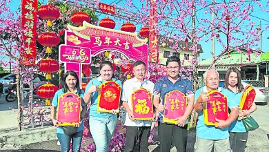 Photo of 仕林河村委会新春活动 派福袋对联祝福村民
