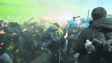 Photo of 米兰反冬奥示威爆冲突 警发射水炮拘捕6人