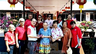 Photo of 玻华堂送暖老人院 派孤老红包物资