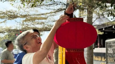 Photo of 砂非华裔副部长为清真寺周遭挂灯笼庆新年   吁大家不分宗教种族同庆农历新年
