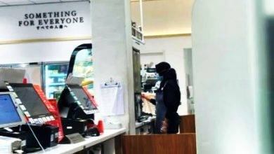 Photo of 便利店员工忙翻仍尽责 为小顾客寻找“断货”炸鸡