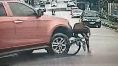 Photo of 皮卡转弯撞倒脚车 骑士大难不死