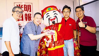 Photo of 余仁生一桶金向光明星洲拜年
