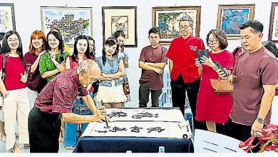 Photo of 大年书画协会新春聚餐 书画界同道挥毫作画