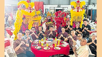 Photo of 【关丹新村迎新春晚会】沈春祥吁善用企业发展资源 助青年申请创业资金