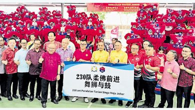 Photo of 柔政府移交460醒狮230鼓 大臣率员高喊兴旺发