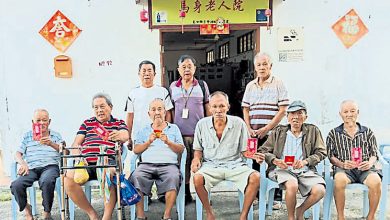 Photo of 向马身老人院拜早年 热心商人派红包