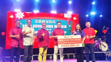 Photo of 黄家和拨款 各获2.5万 登嘉楼11华校領红包