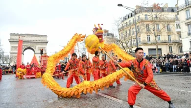 Photo of 巴黎香榭丽舍大街舞龙舞狮迎新春