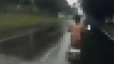 Photo of 他光溜溜骑摩多 路人全看呆