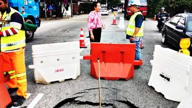 Photo of 疑地下排污管破裂  峇眼拉浪路出现大坑