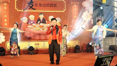 Photo of 换装演唱经典歌曲炒热气氛 曹观友伴长者孩童迎新春