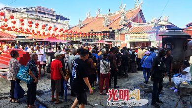 Photo of 男女老少排队等布施 椰脚街观音亭现“丐帮”聚集