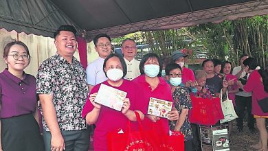 Photo of 五条路财神庙新春布施 红包物资回馈250长者