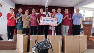 Photo of 槟电器商公会与恒毅中学 捐病老院5.4万及5轮椅