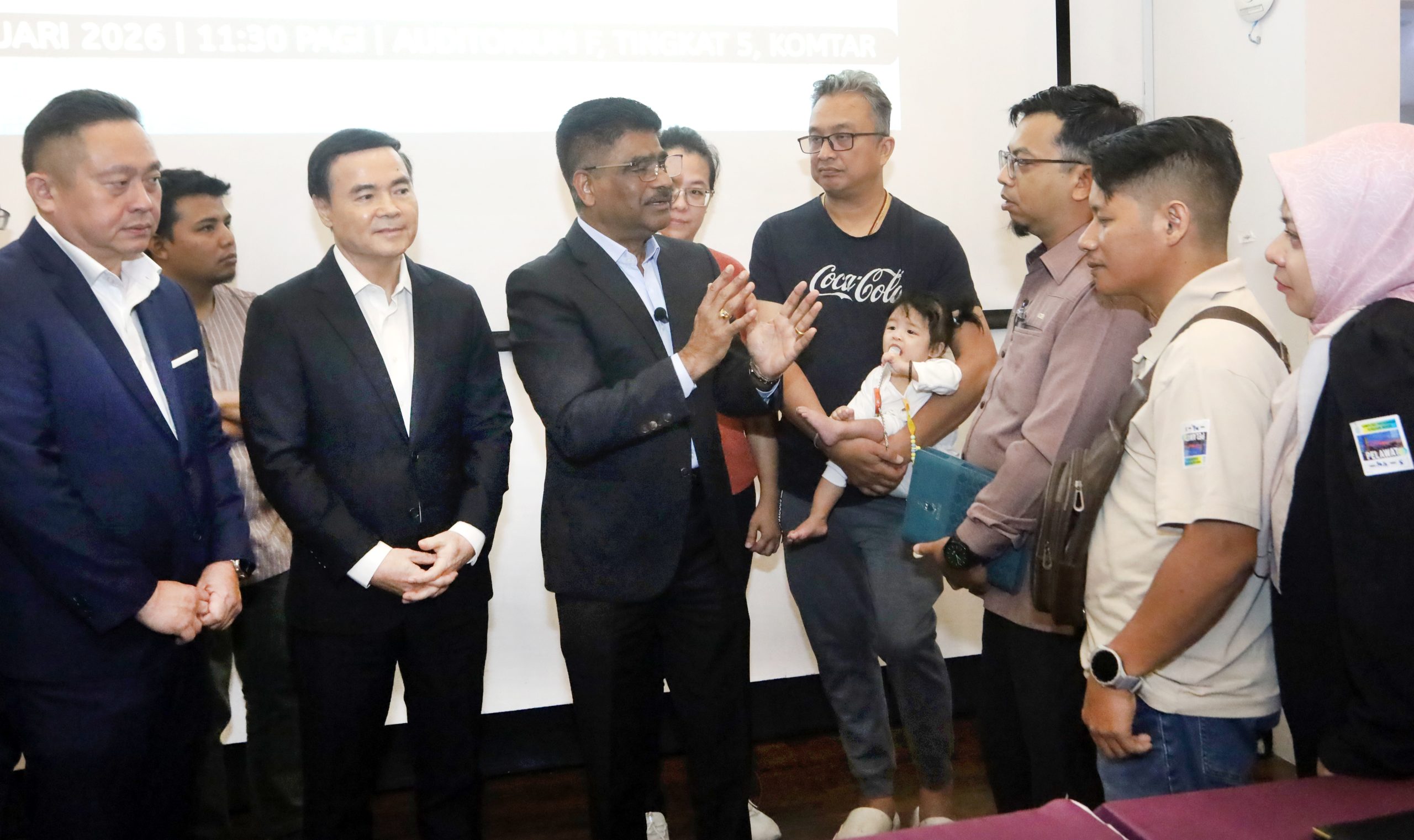 潘丁友、杨志明、山达拉祖与受影响购屋者交流。