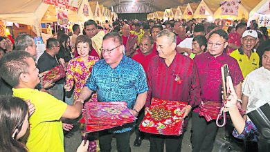 Photo of 现身森年货市集 张庆信发福帖陪捞生