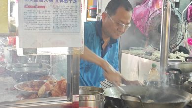 Photo of 吐血休养仅9天 赤脚炒粿条小贩 重返档口精神奕奕