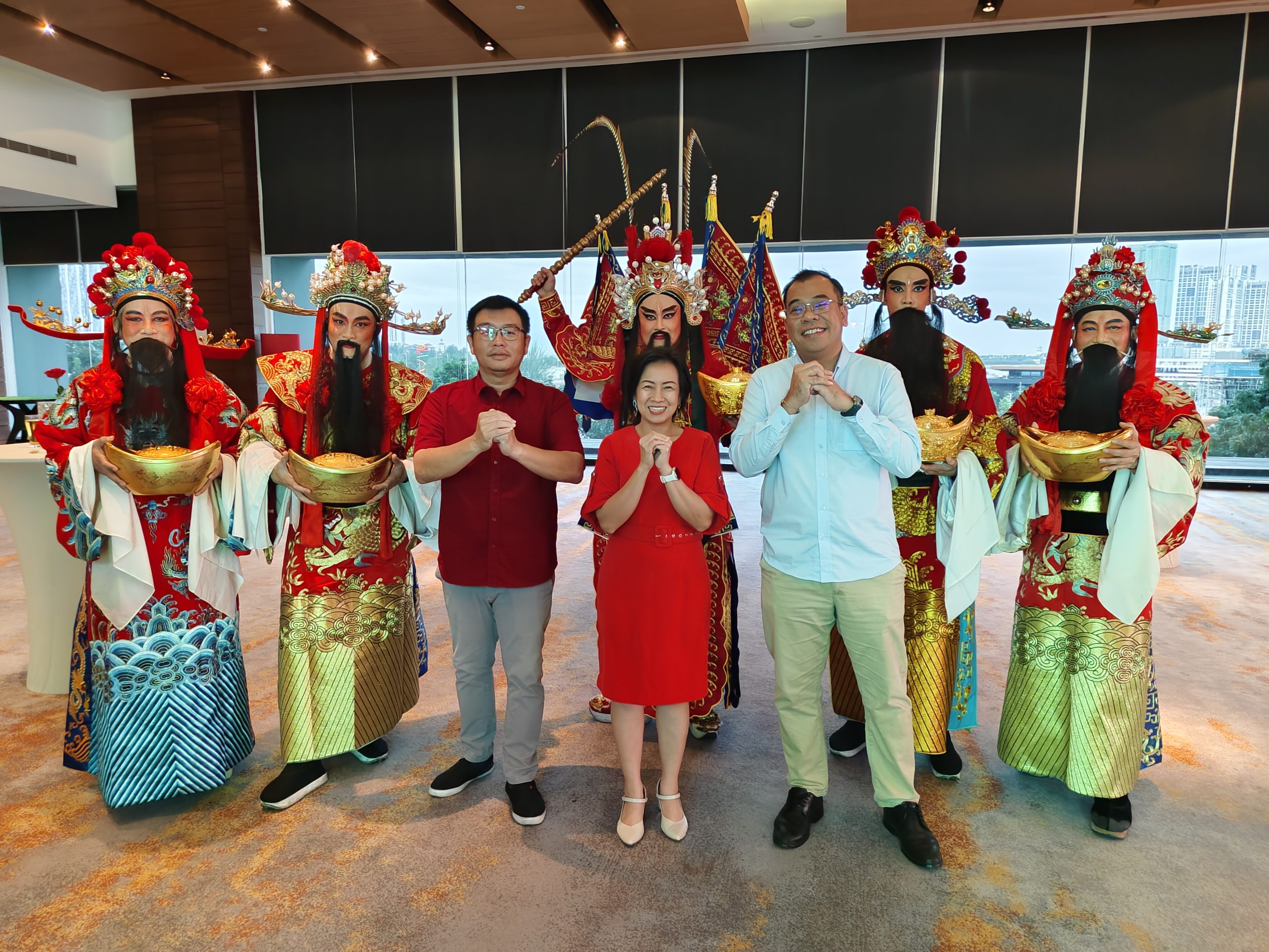 叶孙进村长（左起）、王丽丽及李文兴在眾财神爷加持下向各界传送祝福！
