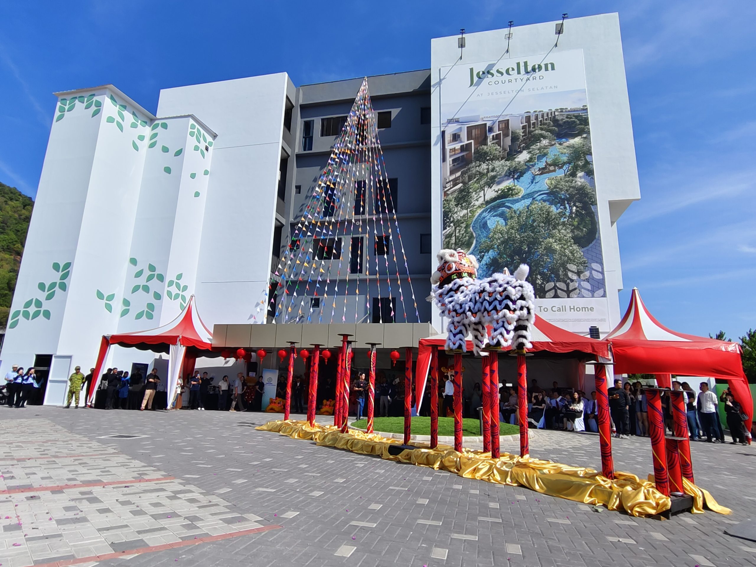 高桩舞狮在Jesselton Courtyard新销售中心前採青助兴。