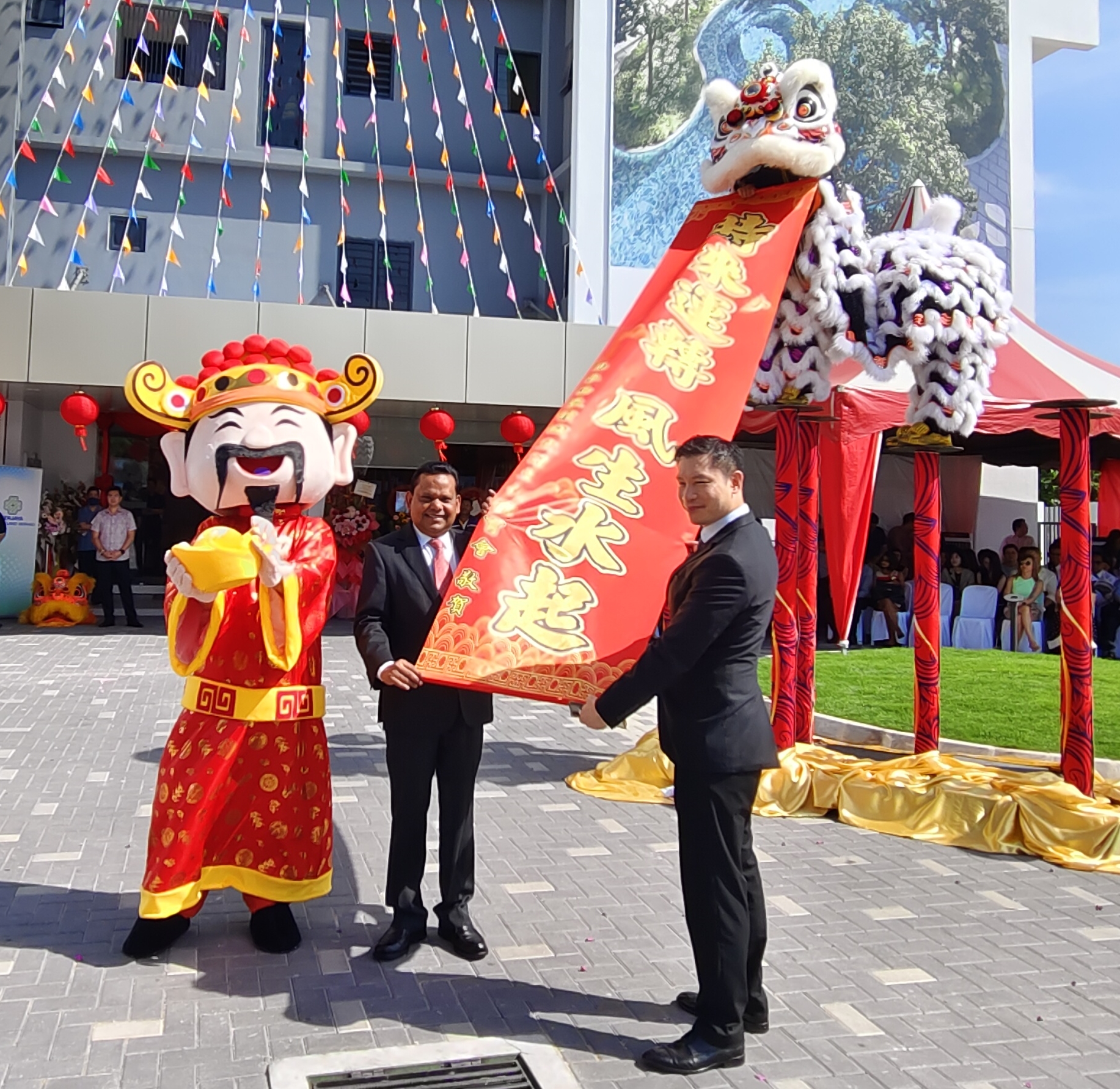 赛阿里沙乌哈密(左)及陈智铭接受瑞狮的贺词献礼。