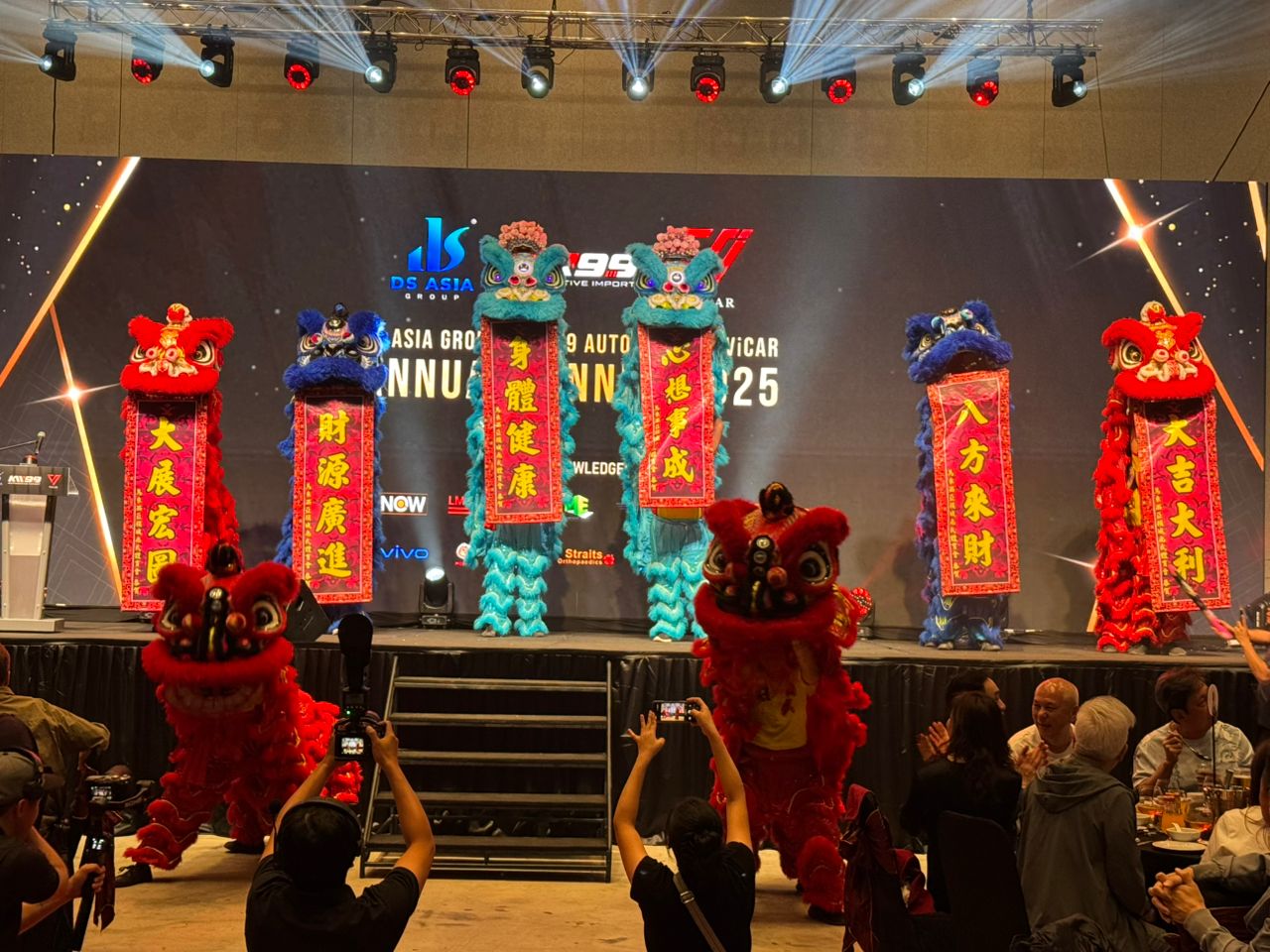八头瑞狮贺岁，向大家拜早年。