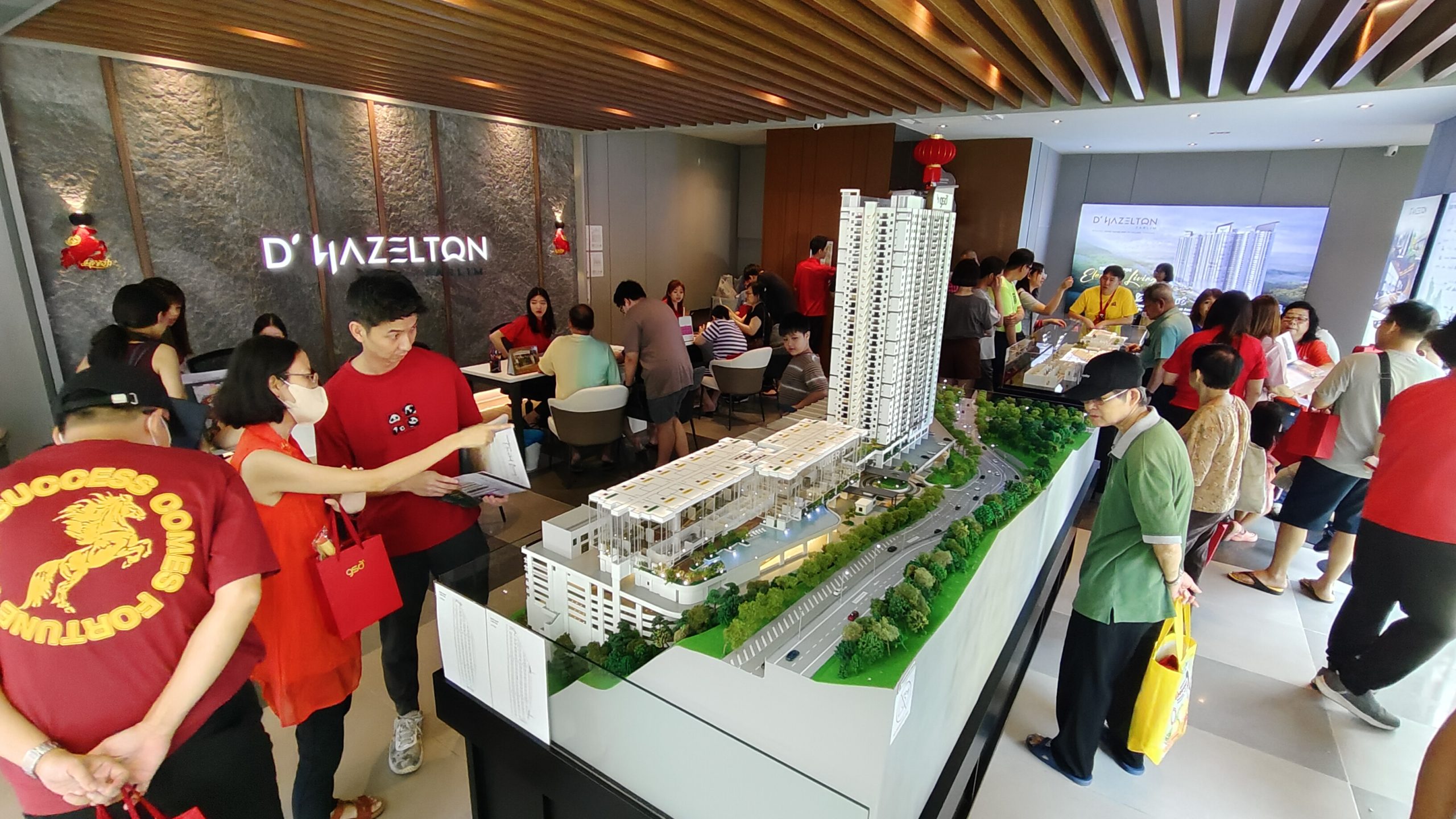 民眾热烈前来询问及参观D’Hazelton可负担公寓发展项目。