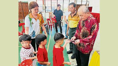 Photo of 【玻新民华小新春联谊会】黄兴发：天气酷热 冀教部准课室装冷气