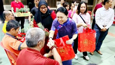 Photo of 黄书琪新春送暖 年糕黄梨赠500长者